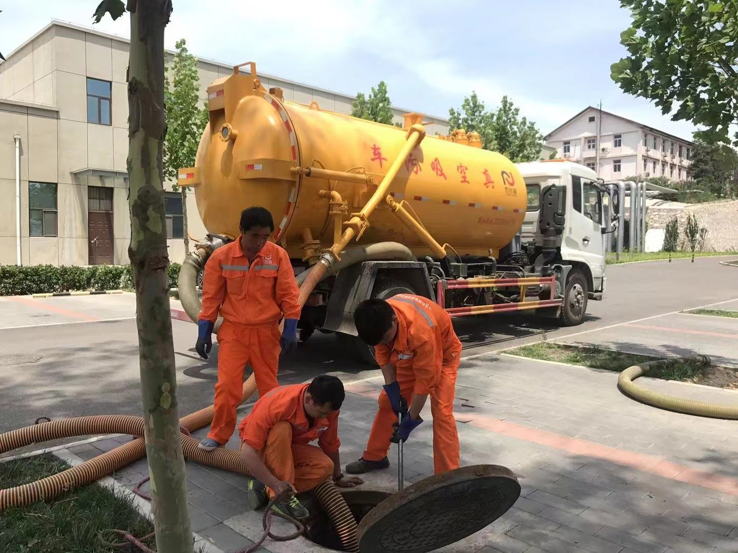 察布查尔管道疏通车停在窨井附近