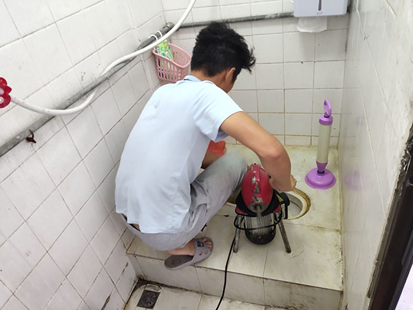 察布查尔管道堵塞冒臭气 专业师傅现场解决问题