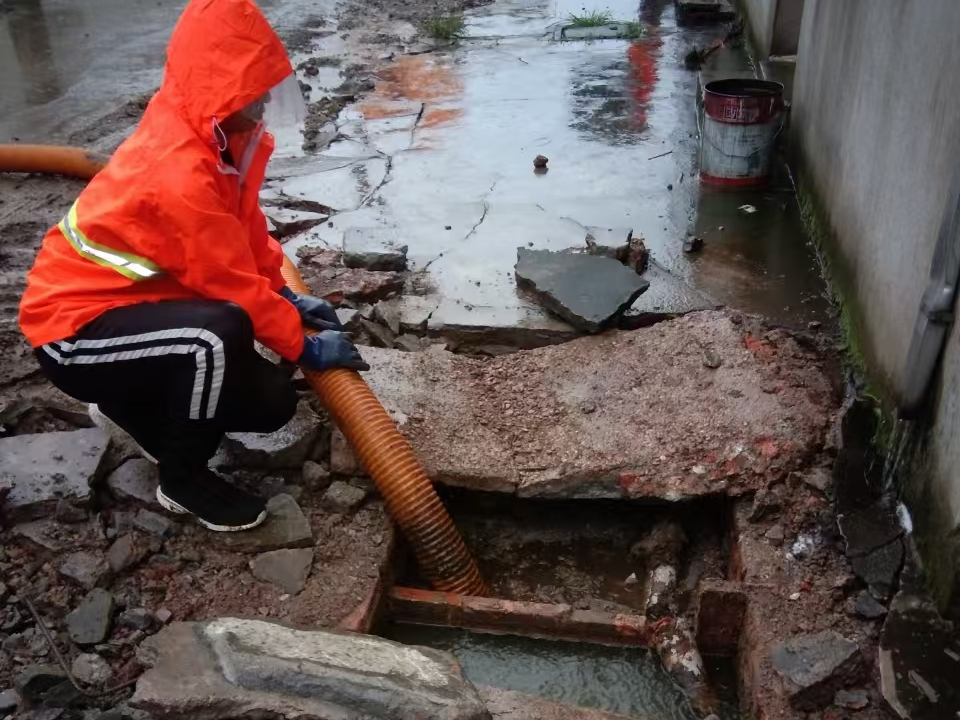 察布查尔专业清理污水池 炜誉市政以规范流程守护城市 “肠道”